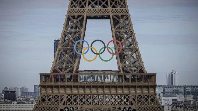 Cincin-cincin Olimpiade terlihat di Menara Eiffel, Paris, Prancis, Minggu (14/7/2024). (Sumber: AP Photo/Aurelien Morissard)