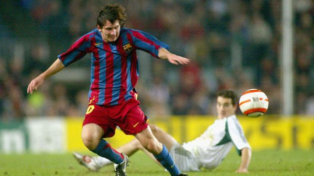 Aksi Lionel Messi di awal-awal kariernya bersama Barcelona. Foto: Getty Images