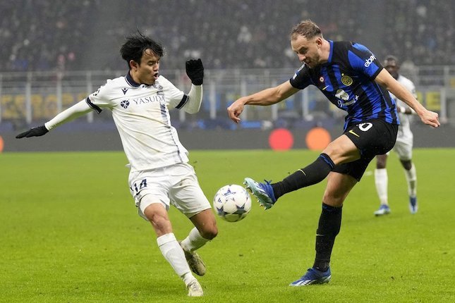 Liga Champions 2023/2024: Carlos Augusto (kanan) vs Takefusa Kubo dalam laga Inter Milan vs Real Sociedad di matchday 6 Grup D (c) AP Photo/Antonio Calanni