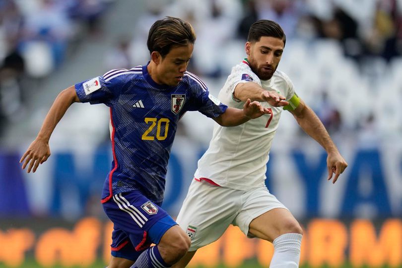 Duel Alireza Jahanbakhsh dan Takefusa Kubo dalam laga perempat final Piala Asia 2023 antara Iran vs Jepang, Sabtu (3/2/2024). (c) AP Photo/Aijaz Rahi