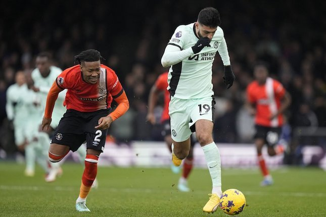 Premier League 2023/2024: Gabriel Osho (kiri) vs Armando Broja dalam laga Luton vs Chelsea di pekan 20 (c) AP Photo/Alastair Grant