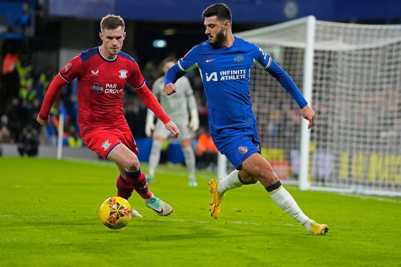 Duel Liam Lindsay dan Armando Broja dalam laga Chelsea vs Preston North End di babak ketiga FA Cup/Piala FA 2023/2024, Minggu (7/1/2023) dini hari WIB. (c) AP Photo/Kirsty Wigglesworth