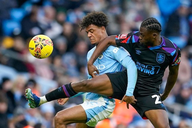 Aksi pemain Manchester City Oscar Bobb dalam laga melawan Huddersfield Town di FA Cup 2023/2024. (c) AP Photo/Dave Thompson