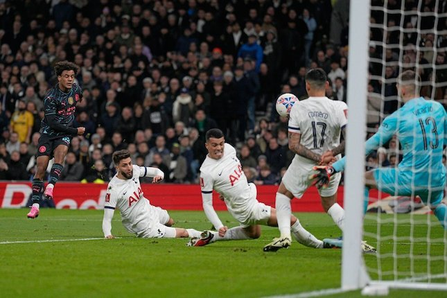 Aksi Oscar Bobb dalam laga FA Cup antara Tottenham vs Manchester City, Sabtu (27/1/2024). (c) AP Photo/Dave Shopland