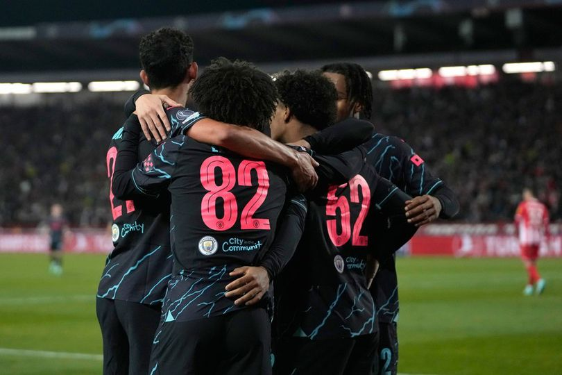 Skuad Manchester City merayakan gol Oscar Bobb dalam laga Liga Champions di kandang Red Star Belgrade, Kamis (14/12/2023). (c) AP Photo/Darko Vojinovic