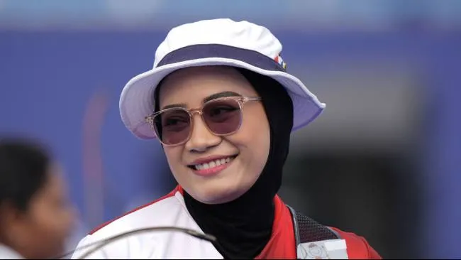 Diananda Choirunisa dari Indonesia tersenyum setelah menang dalam babak penyisihan beregu panahan melawan India di Olimpiade Musim Panas 2024, Jumat, 2 Agustus 2024, di Paris, Prancis. (Sumber: AP Photo/Brynn Anderson)