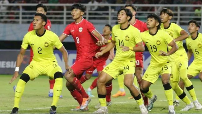 Pemain Timnas U19 Indonesia, Arkhan Kaka (nomor 8), bersiap menyambut bola dalam laga semifinal Piala AFF U19 2024 antara Indonesia vs Malaysia di Stadion Gelora Bung Tomo, Surabaya, Sabtu (27/7/2024). (Sumber: Kompas.com/Suci Rahayu)
